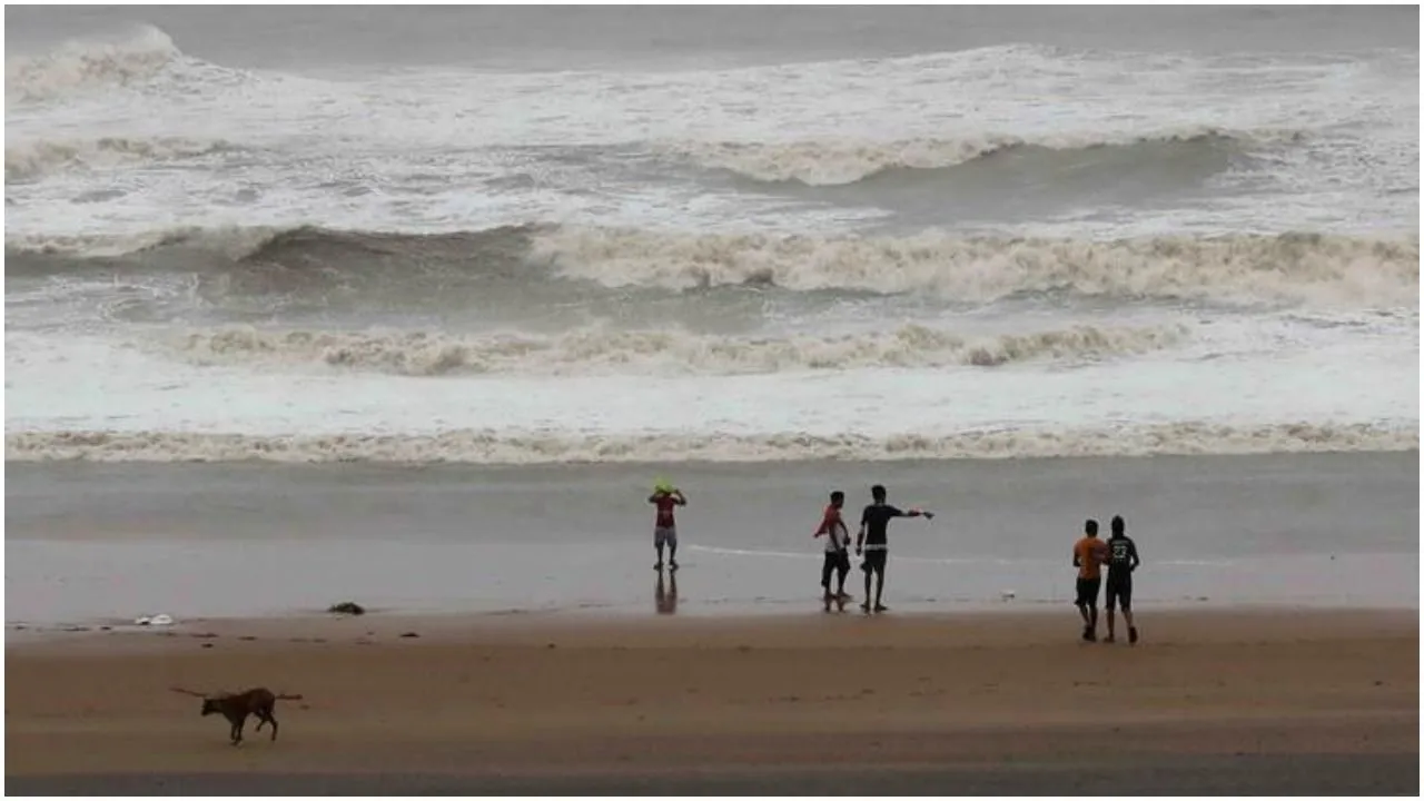 सावधान : तट की तरफ तेजी से बढ़ रहा है चक्रवाती तूफान बुलबुल, जानें क्या कहा मौसम विभाग ने