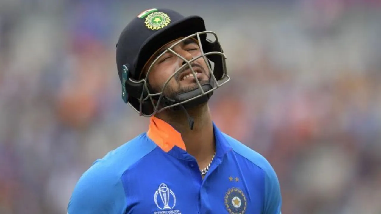 ऋषभ पंत को आखिर कब तक मिलेंगे मौके, ट्वीटर पर DhoniWeMissYouOnField की गूंज