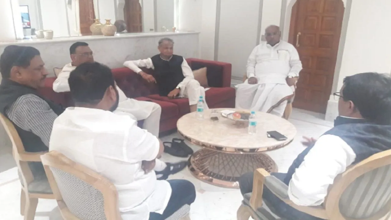महाराष्ट्र की सेना-एनसीपी सरकार में शामिल हो सकती है कांग्रेस, सोनिया गांधी ने बुलाई बैठक