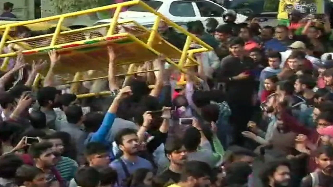 फीस बढ़ोत्तरी को लेकर JNU में पुलिस से भिड़े छात्र, कुलपति को कहा चोर