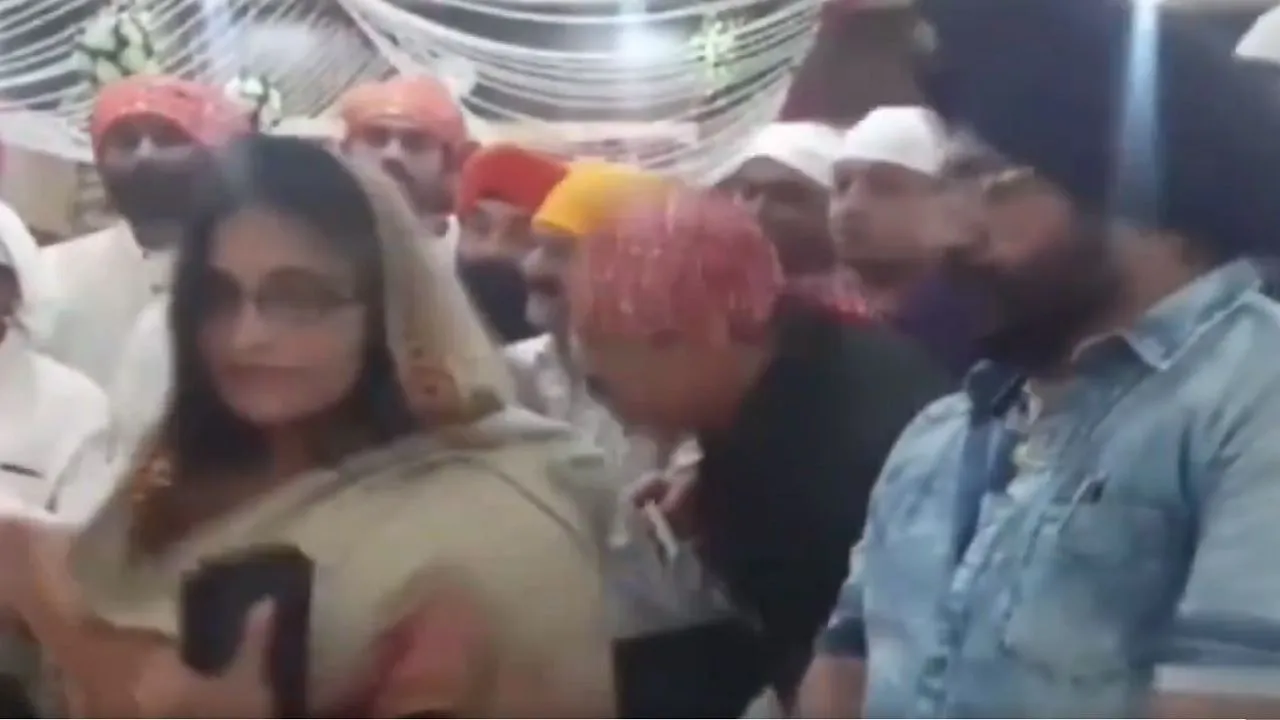 VIDEO: देवास नगर निगम आयुक्त संजना जैन ने गुरुद्वारा में राज्य मंत्री सज्जन सिंह के छुए पैर