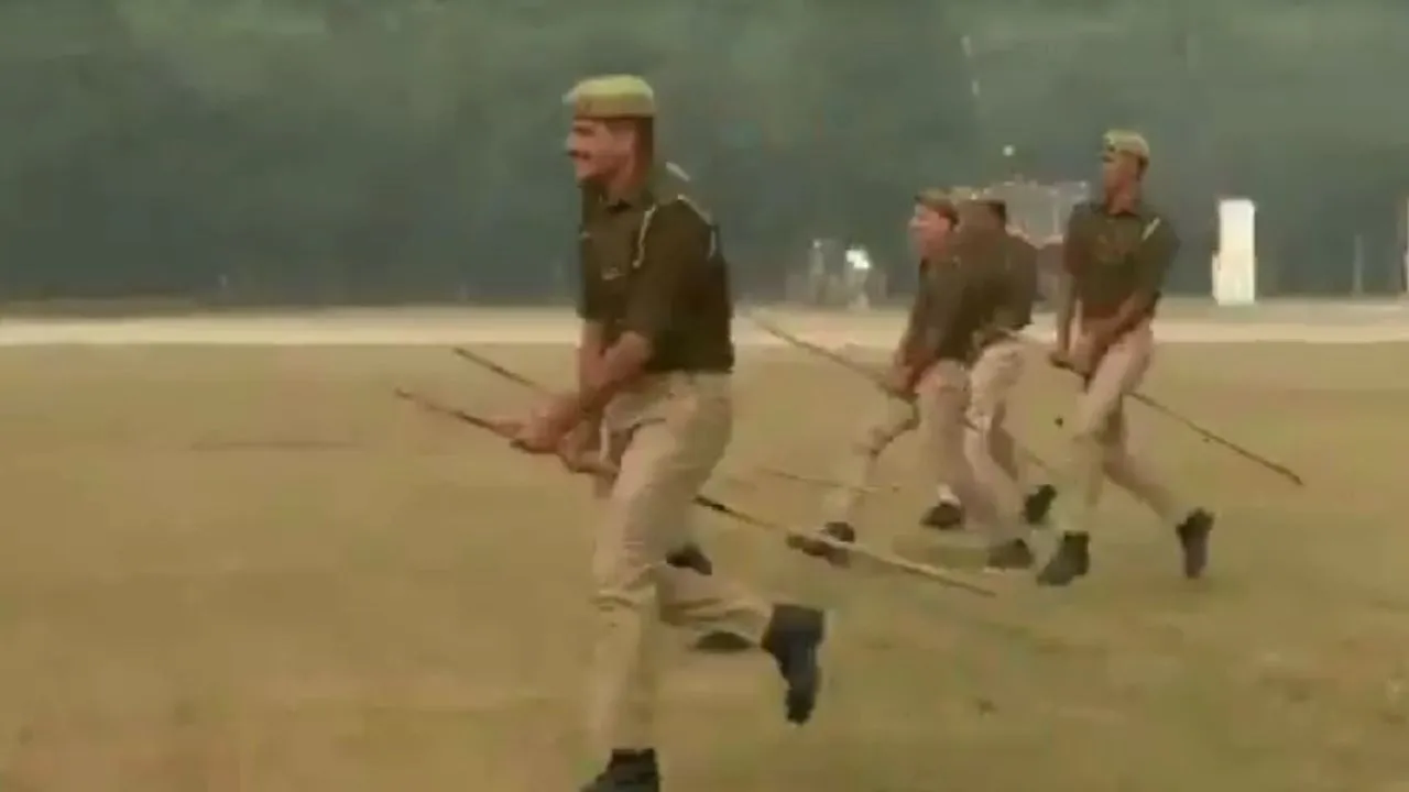 ठांय-ठांय के बाद यूपी पुलिस ने इस तरह से की अनोखी घुड़सवारी, देखें वीडियो