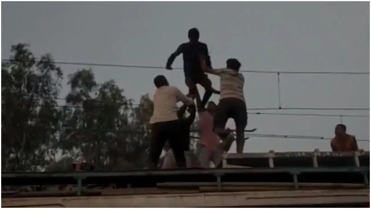 बिजली के तार पर चढ़े लड़के को उतारने पहुंचा ट्रेन का इंजन, देखें Video