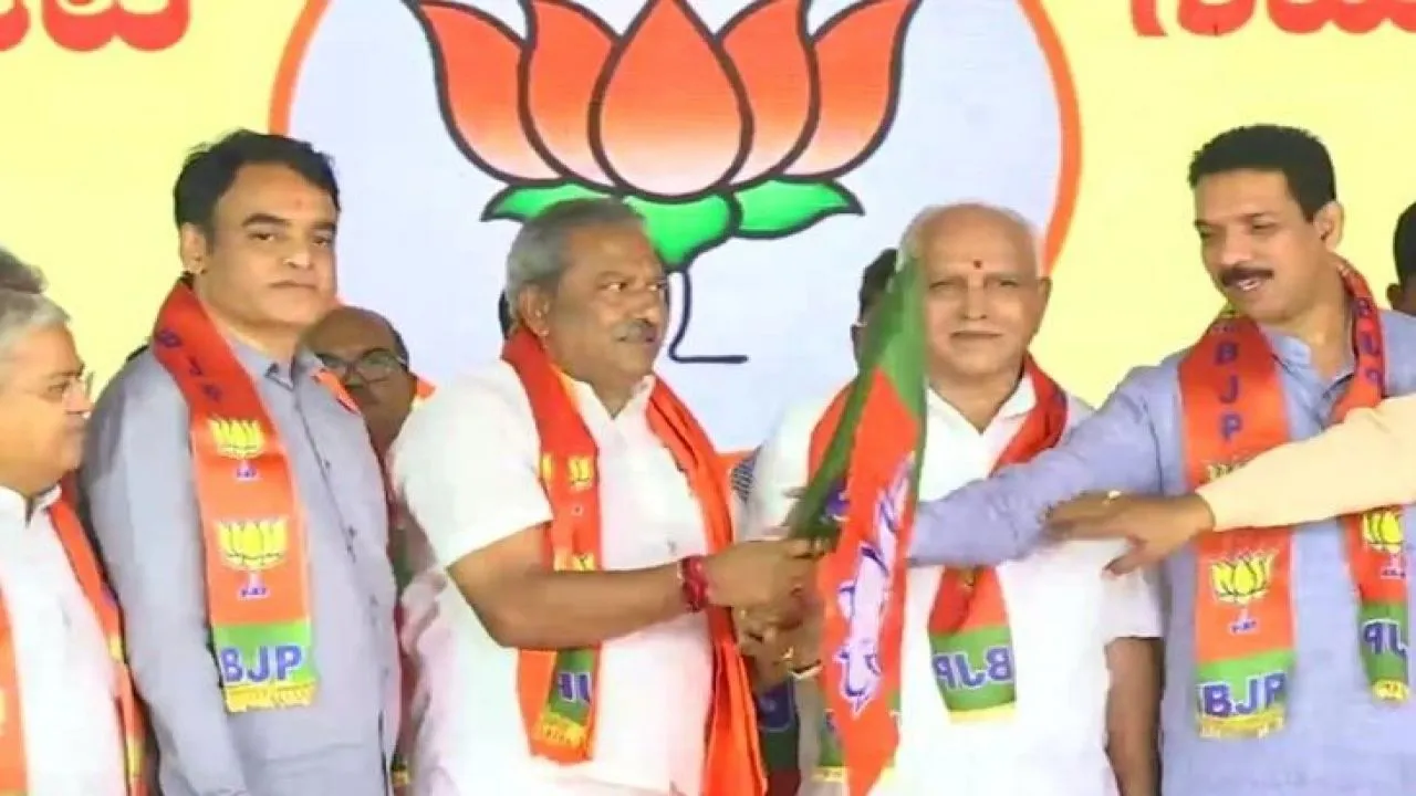 कांग्रेस-JDS के 15 बागी विधायकों ने थामा BJP का दामन, बीएस येदियुरप्पा ने दिलाई सदस्यता