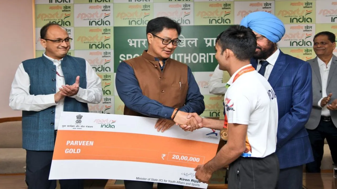 विश्व वुशु चैंपियनशिप में पदक जीतने वाले खिलाड़ियों पर हुई पैसों की बारिश, खेल मंत्री ने किया सम्मानित