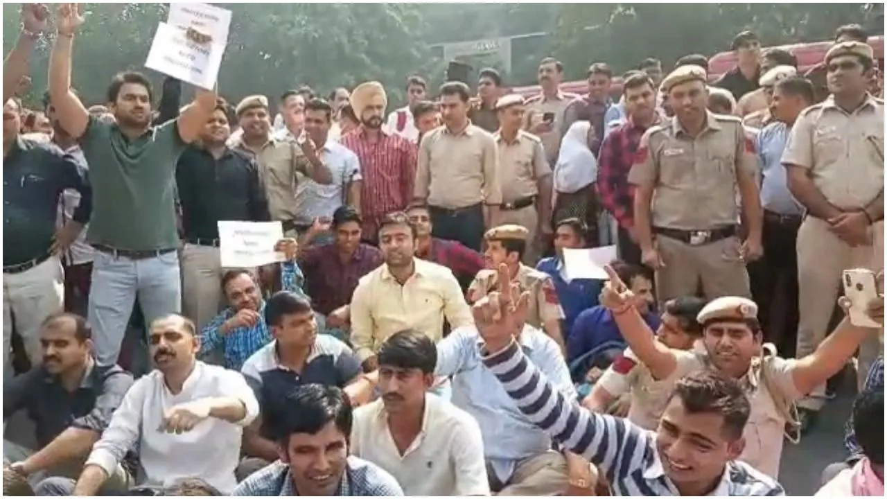 तीस हजारी हिंसा: पुलिस की मोटरसाइकिल को आग लगाने वाले की हुई पहचान : पुलिस