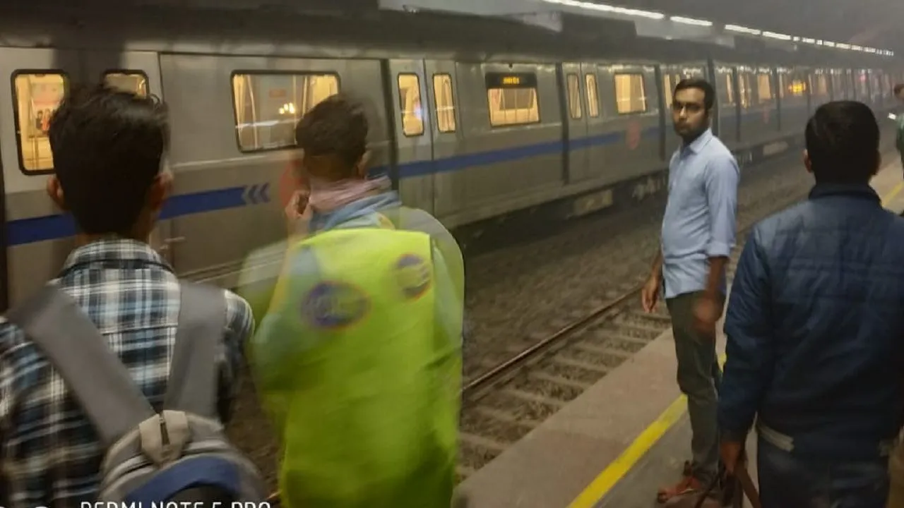 यमुना बैंक मेट्रो स्टेशन पर गाड़ी में उठा धुंआ, खाली करवाई गई मेट्रो