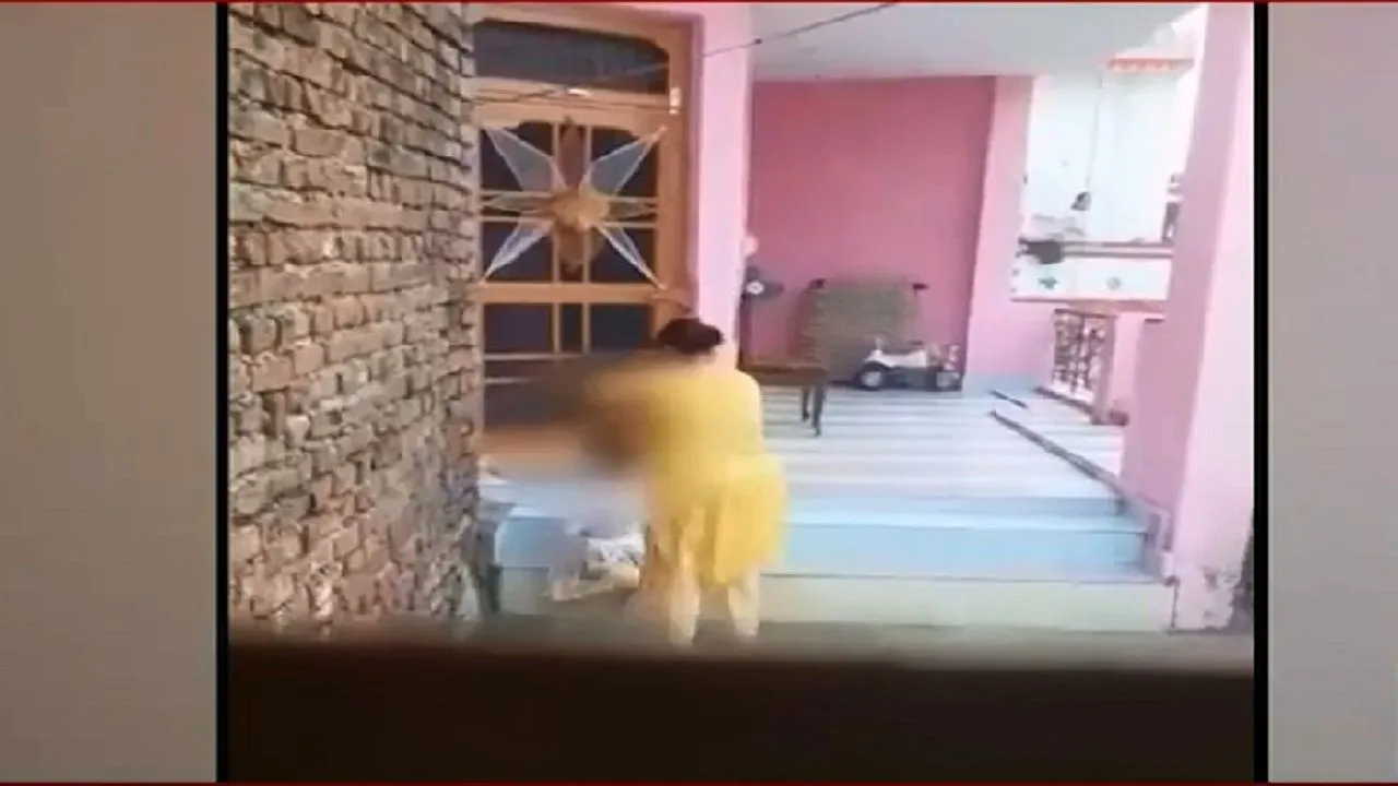 बच्ची को बेरहमी से पीट रही थी मां, बाप बना रहा वीडियो, दोनों गिरफ्तार