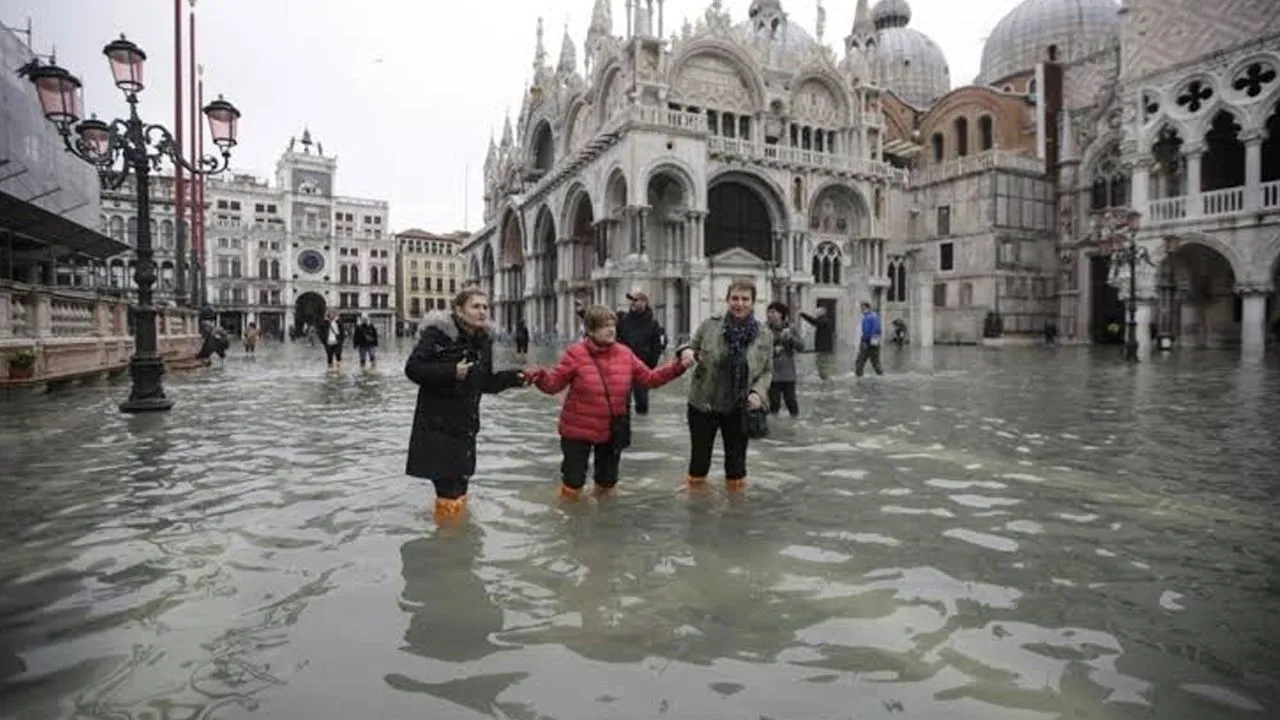 Italy: एक हफ्ते में तीसरी बार बाढ़ से बेहाल हुआ वेनिस