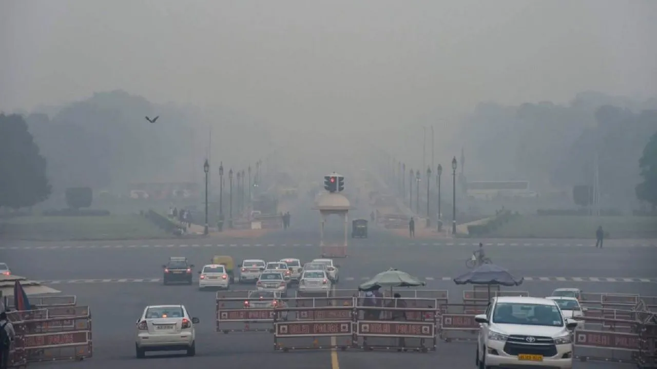 Delhi Air Pollution: थोड़ी सांस लेने लायक हुई राजधानी की हवा, लेकिन फिलहाल पूरी तरह नहीं मिली राहत