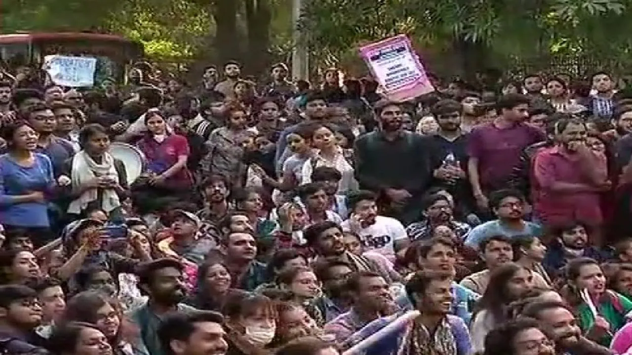 धरने पर बैठे JNU छात्रों को दिल्ली पुलिस का प्रस्ताव, मानव संसाधन मंत्रालय से करा देंगे बात
