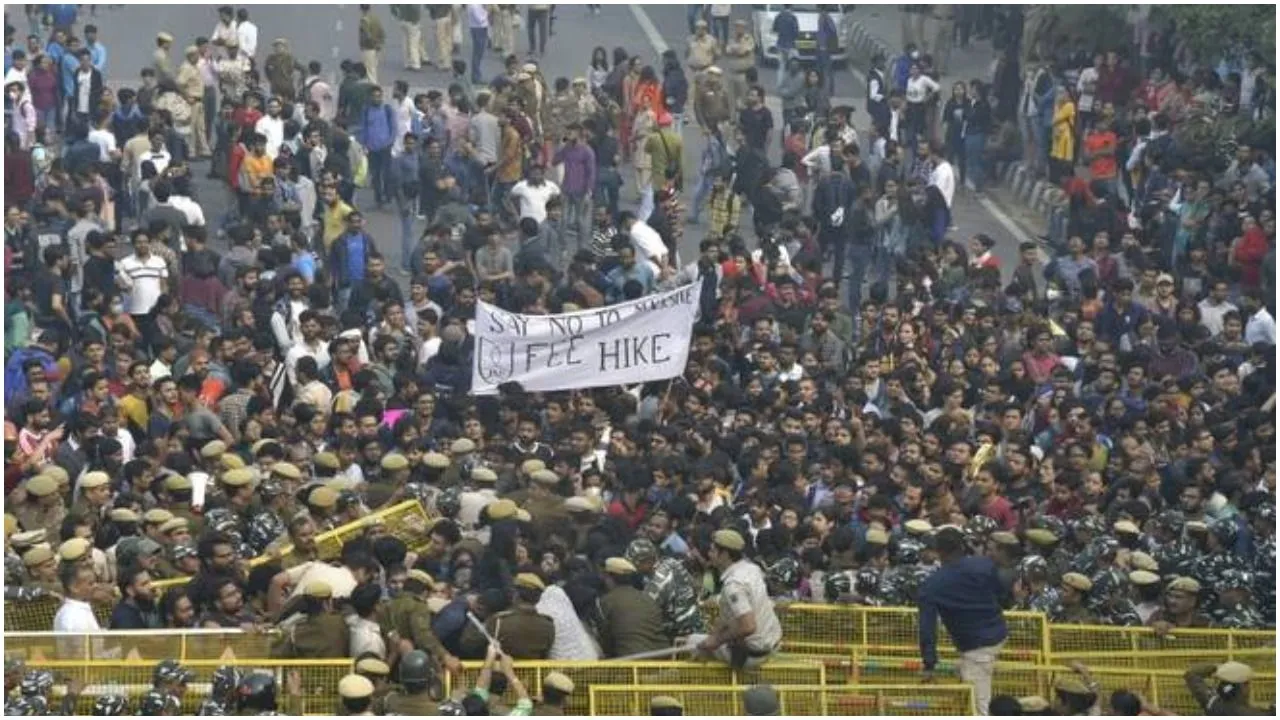 JNU Student Protest : धरने पर बैठे छात्रों पर पुलिस ने भांजीं लाठियां, कई छात्र घायल