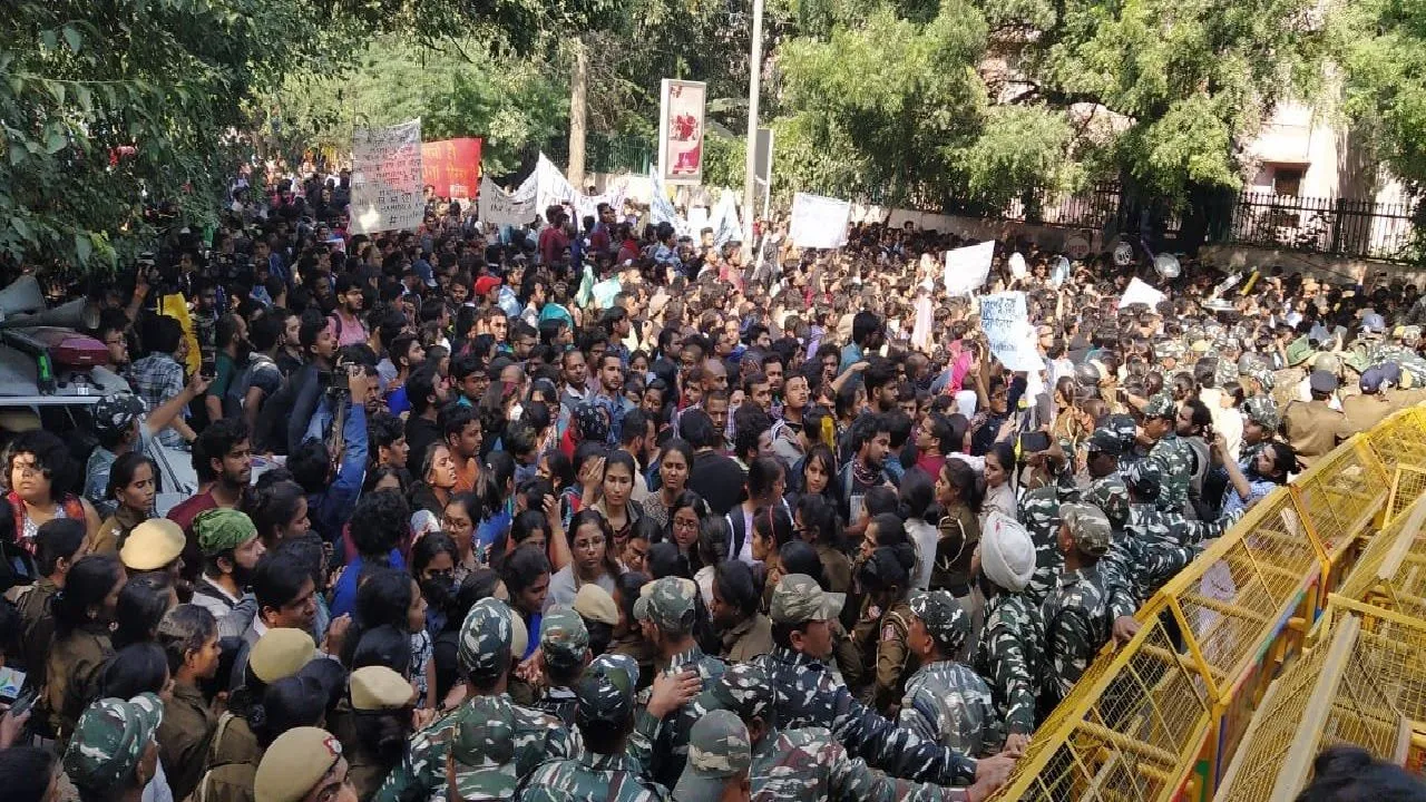 शरजील इमाम के समर्थन में उतरे JNU- जामिया के छात्र, सड़कों पर की नारेबाजी