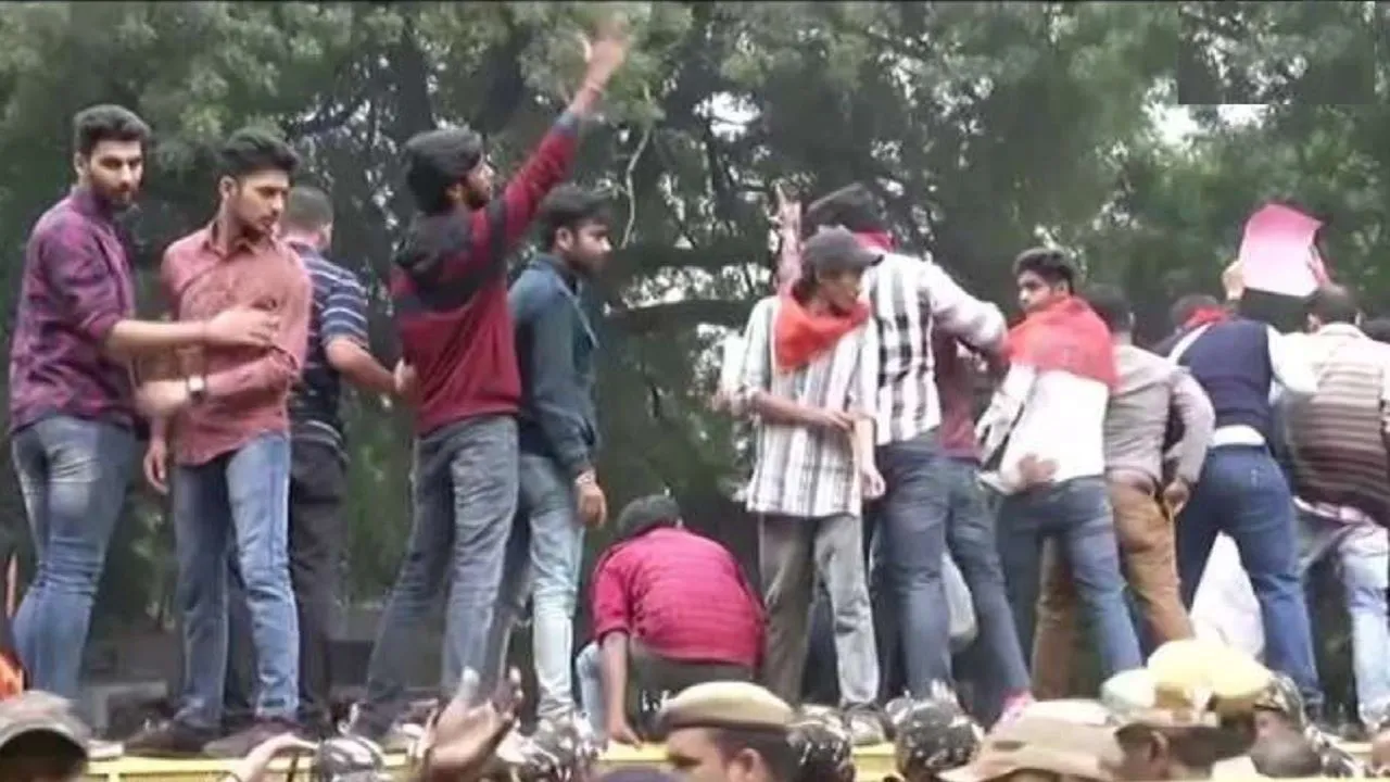 ABVP के छात्रों का JNU में फीस बढ़ोतरी के खिलाफ प्रदर्शन, कहा- हॉस्टल की फीस जल्द वापस ले