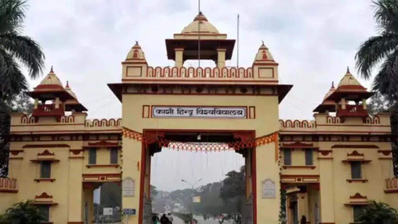 BHU विवाद : महंत नरेंद्र गिरी ने किया डॉ फिरोज खान का समर्थन, कहा...