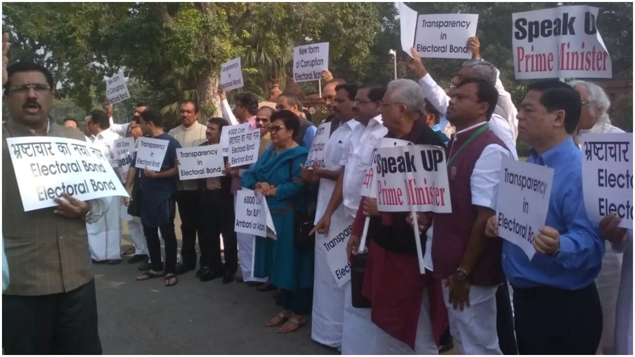इलेक्टोरल बॉन्ड पर चुप्पी तोड़ें प्रधानमंत्री, संसद भवन में प्रदर्शन करते हुए कांग्रेस ने की मांग