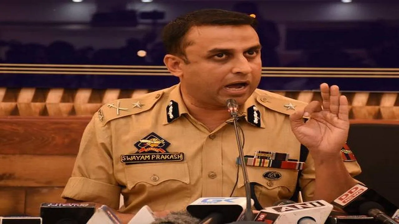 घाटी में धमकी देने वाले पोस्टर चिपकाने वालों के खिलाफ पुलिस की कार्रवाई