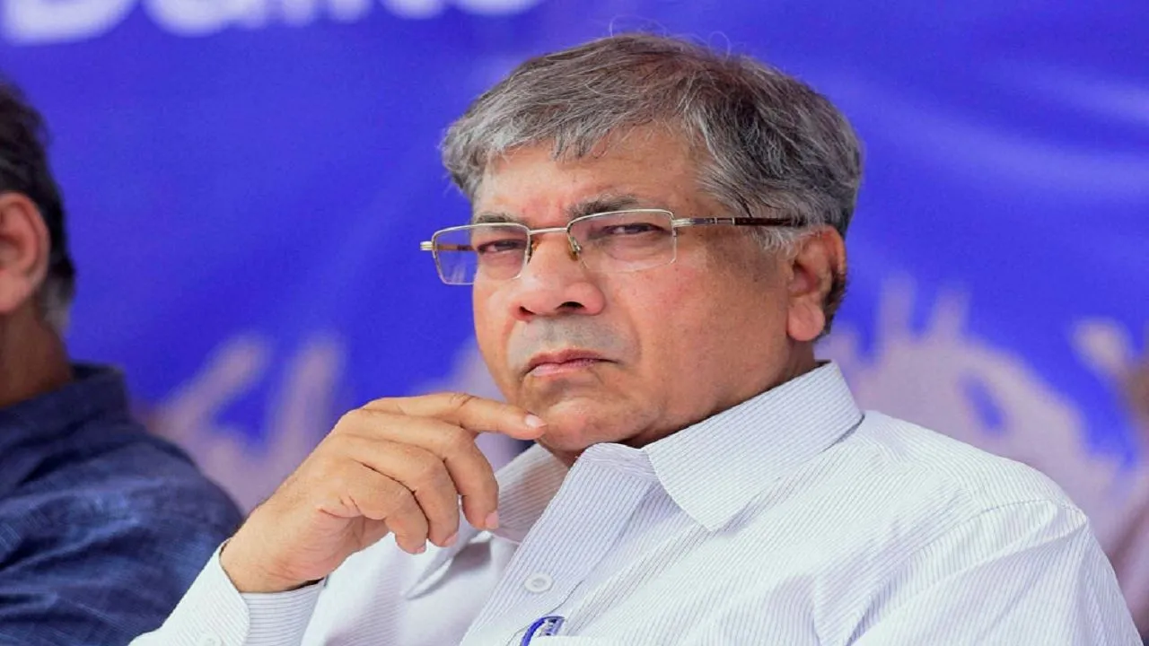 महाराष्ट्र में सियासी उलटफेर : प्रकाश आंबेडकर ने इशारों में शरद पवार पर साधा निशाना