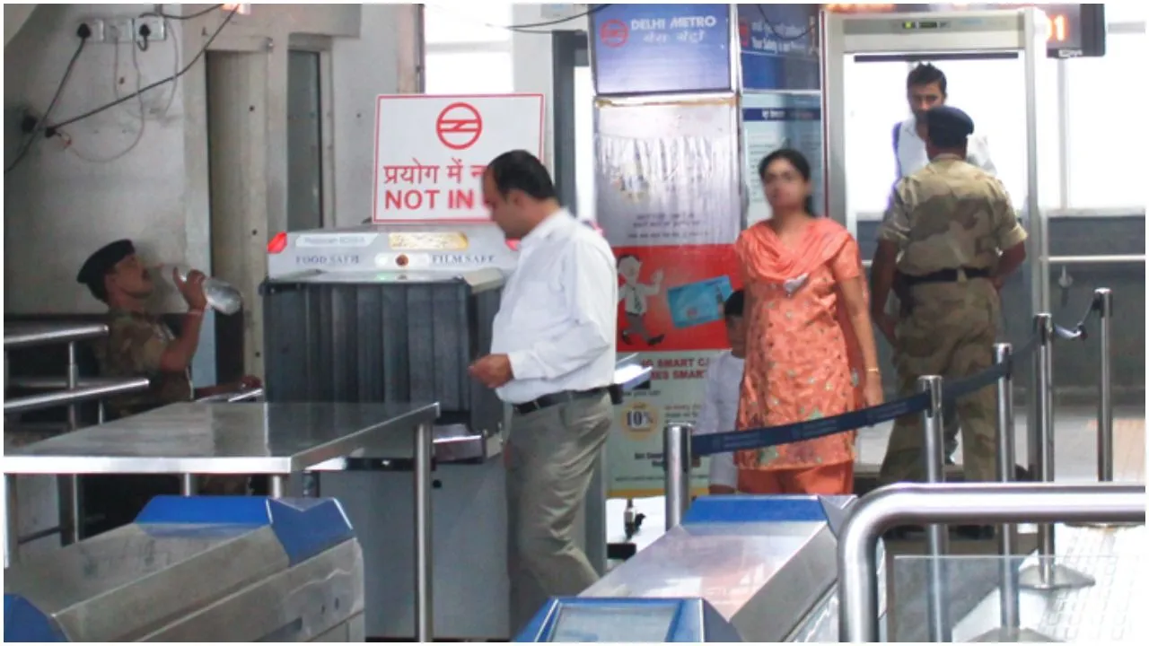 Delhi Metro: गुजराती युवक से 50 लाख जब्त, हवाला अड्डे पर पहुंचाए जाने की आशंका!