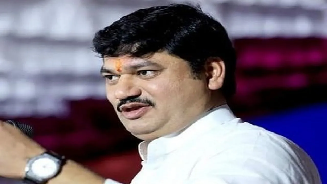 धनंजय मुंडे की सियासी चाल, कल तक अजित पवार के साथ थे और आज पवार साहब पर जताया भरोसा