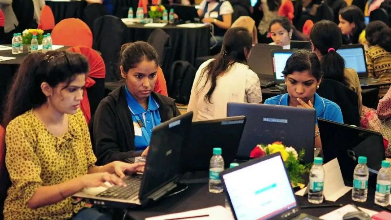 मैक्सिको में महिलाओं के खिलाफ हिंसा को खत्म करने की मांग को लेकर सड़कों पर उतरे लोग