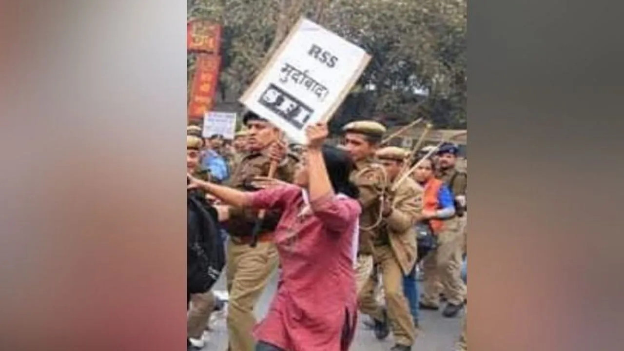 Fact Check: क्या फीस बढ़ोतरी को लेकर हुए JNU प्रदर्शन में लोगों ने लहराए RSS मुर्दाबाद के पोस्टर?