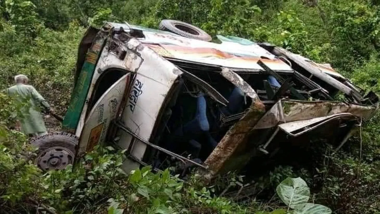 यात्रियों से भरी बस अचानक फिसलकर गिरी खाई में, 10 की मौत, 20 घायल