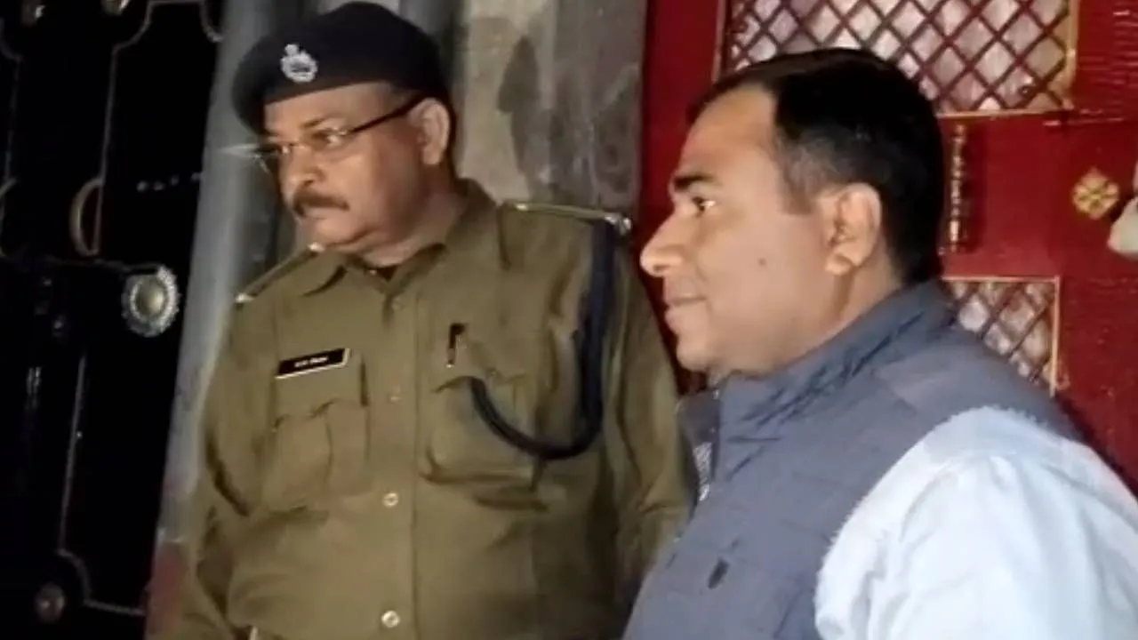 सरकारी नौकरी की आड़ में विदेशी शराब का अवैध धंधा, पुलिस ने किया पर्दाफाश