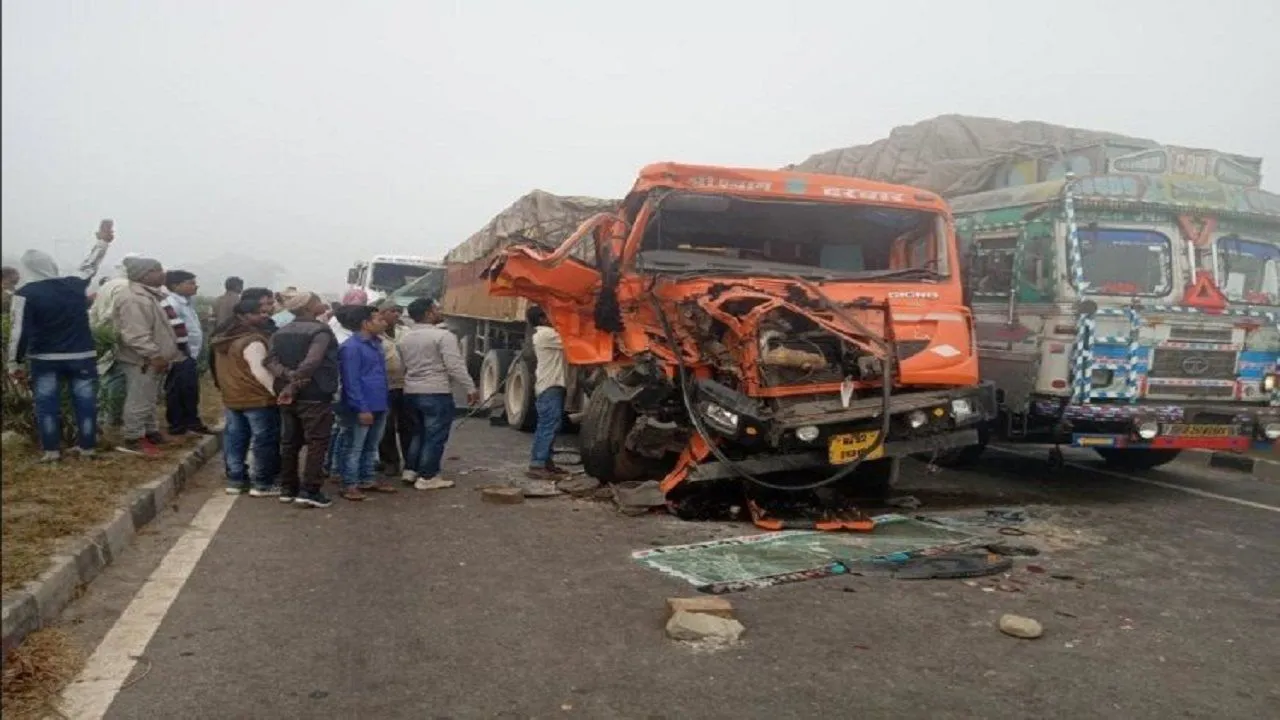 यूपी: कोहरे का कोहराम शुरू, नेशनल हाईवे पर आपस में टकराई 25 गाड़ियां