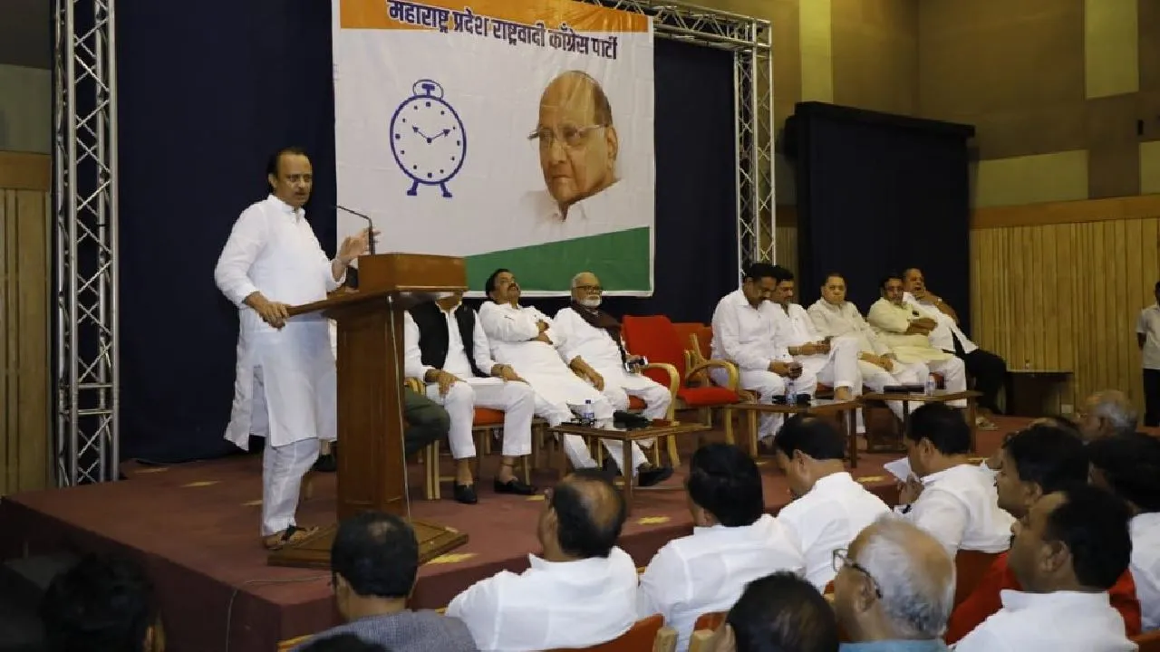 डिप्टी CM पद से इस्तीफा देने के बाद NCP की बैठक में पहुंचे अजित पवार, MLAs को ऐसे किया गाइड
