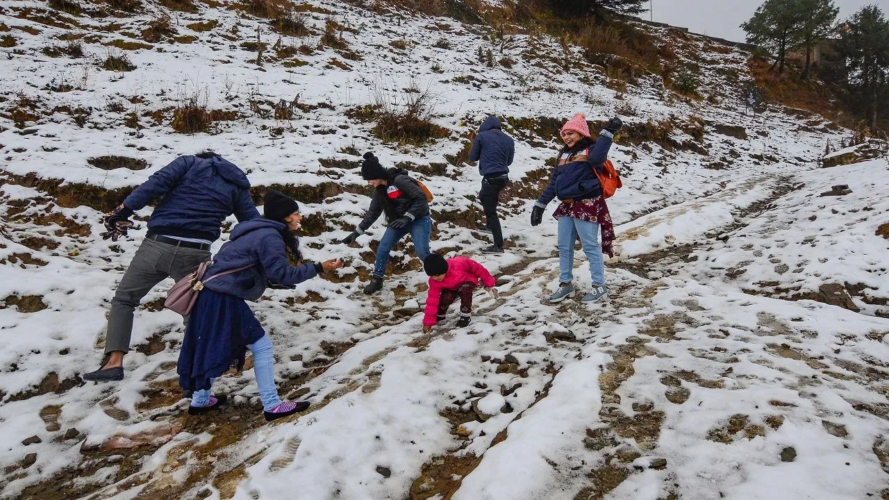 पहाड़ों पर बर्फबारी, ठिठुर रहे मैदान, सैलानियों के चेहरे खिले, स्‍कूल बंद