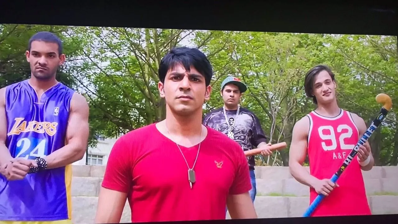 वरुण धवन से मार खा चुके हैं आसिम रियाज, यकीन न आए तो देख लीजिए Video
