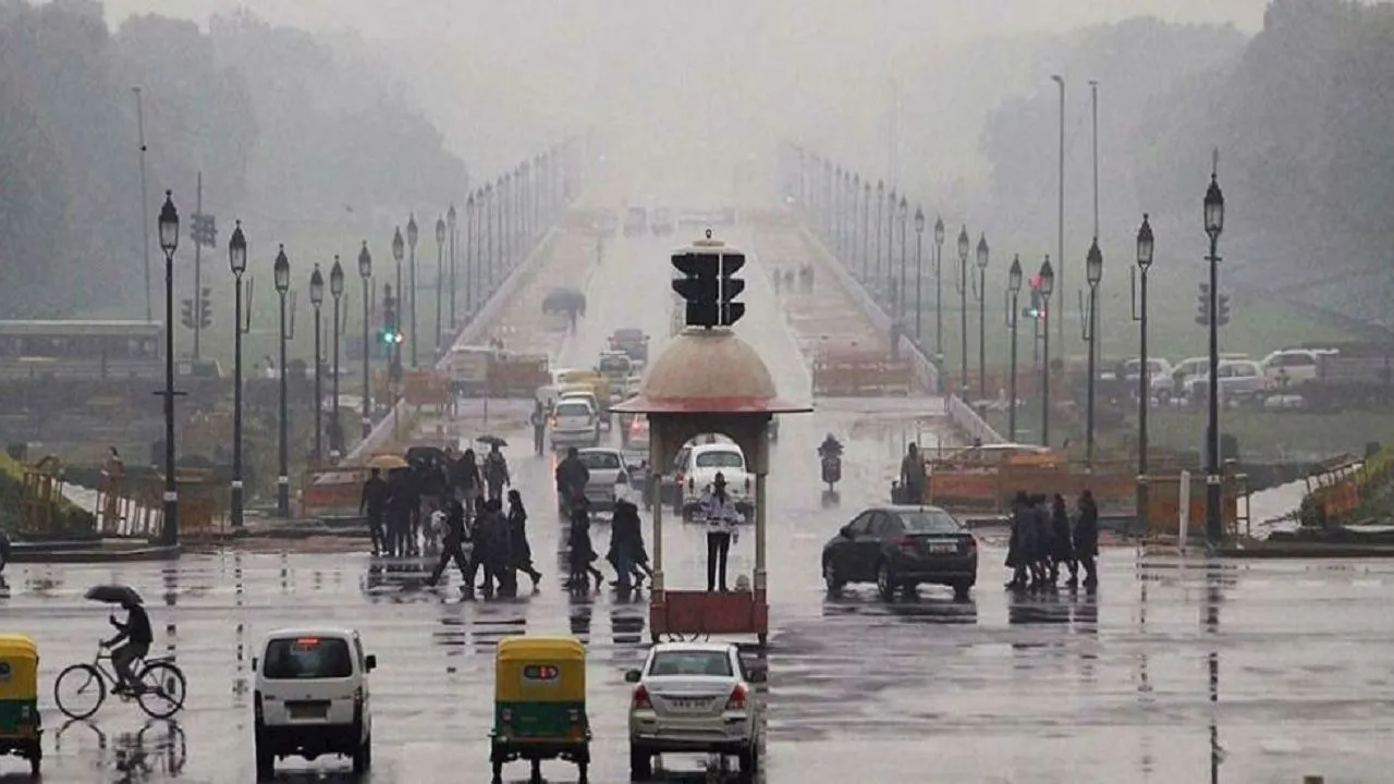 दिल्ली में बारिश और तेज हवाओं ने बढ़ाईं कंपकंपी, प्रदूषण से भी मिली राहत