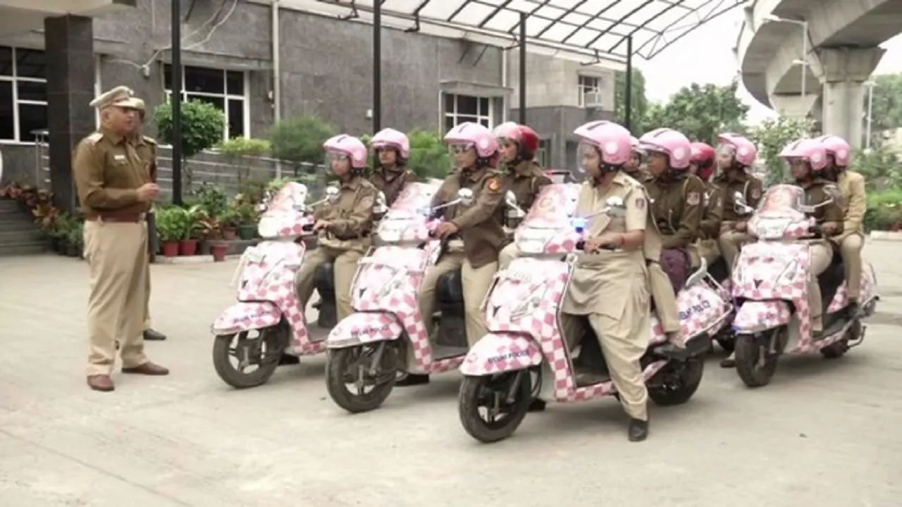 Women Safety: अब राजधानी में मनचलों की खैर नहीं, दिल्ली की सड़कों पर दौड़ेगी महिला पुलिस की 'पिंक स्कूटी'