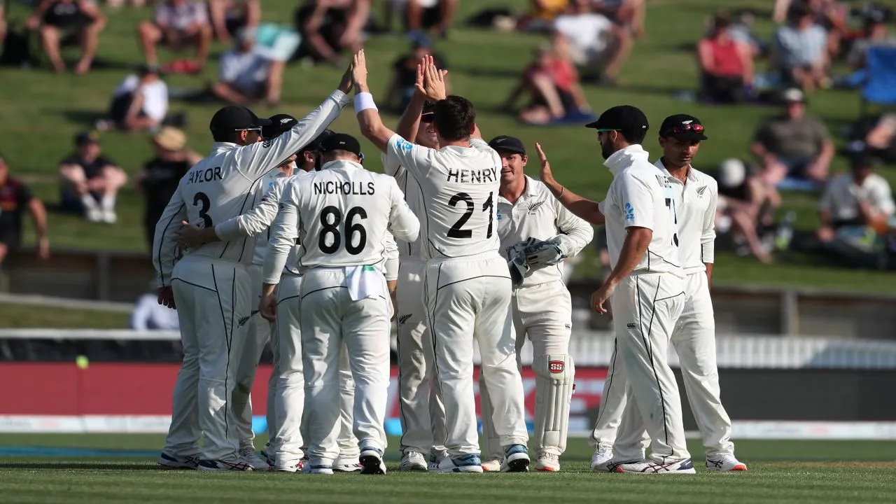 NZ vs ENG, Day 2: मुश्किल में फंसे अंग्रेज, न्यूजीलैंड के 375 रनों के जवाब में 39 रन पर गंवाए 2 विकेट