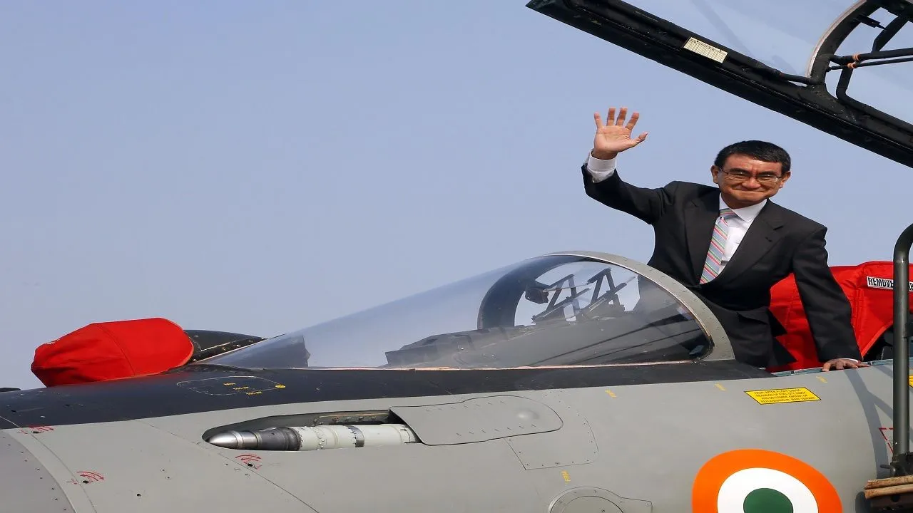 जापान के रक्षा मंत्री कोनो तारो ने हिंडन एयर फोर्स बेस का किया दौरा, Su-30 MKI विमान में हुए सवार