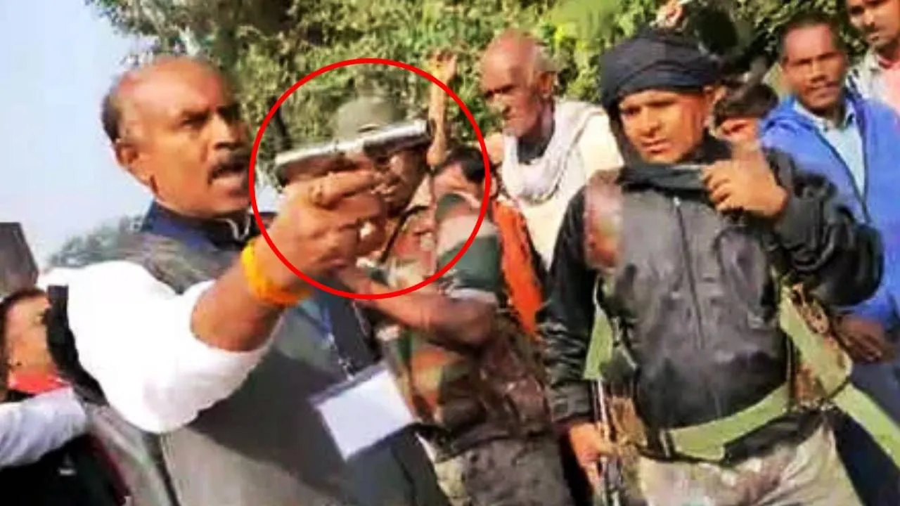 Jharkhand Poll: पलामू में बीजेपी और कांग्रेस समर्थकों के बीच झड़प, रिवॉल्वर लहराते दिखे कांग्रेस प्रत्याशी
