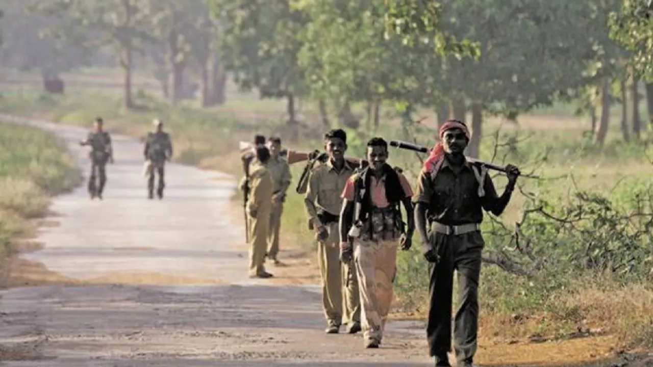 झारखंड: वोटर्स को डराने के लिए नक्सलियों ने की कायर भरी हरकत, जंगल में किया विस्फोट