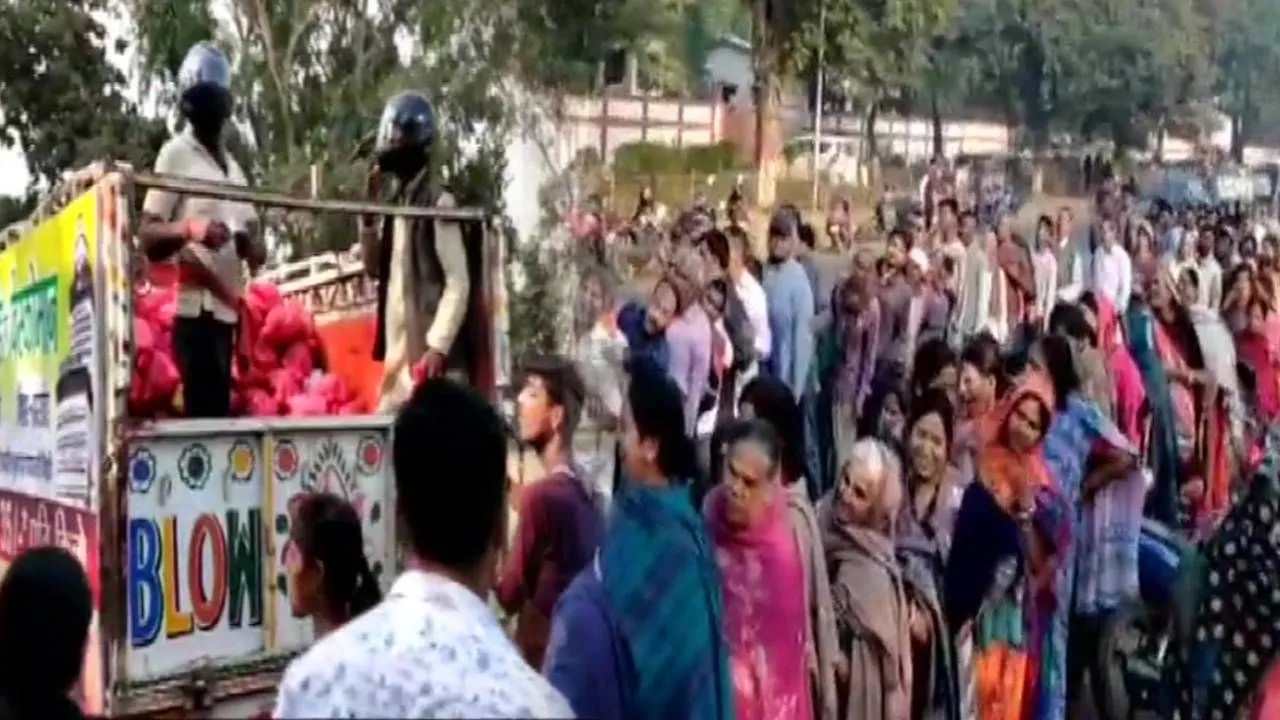 प्याज के लिए सड़कों पर लगी लोगों की लंबी-लंबी लाइनें, कीमत जान आप भी सोचने लगेंगे