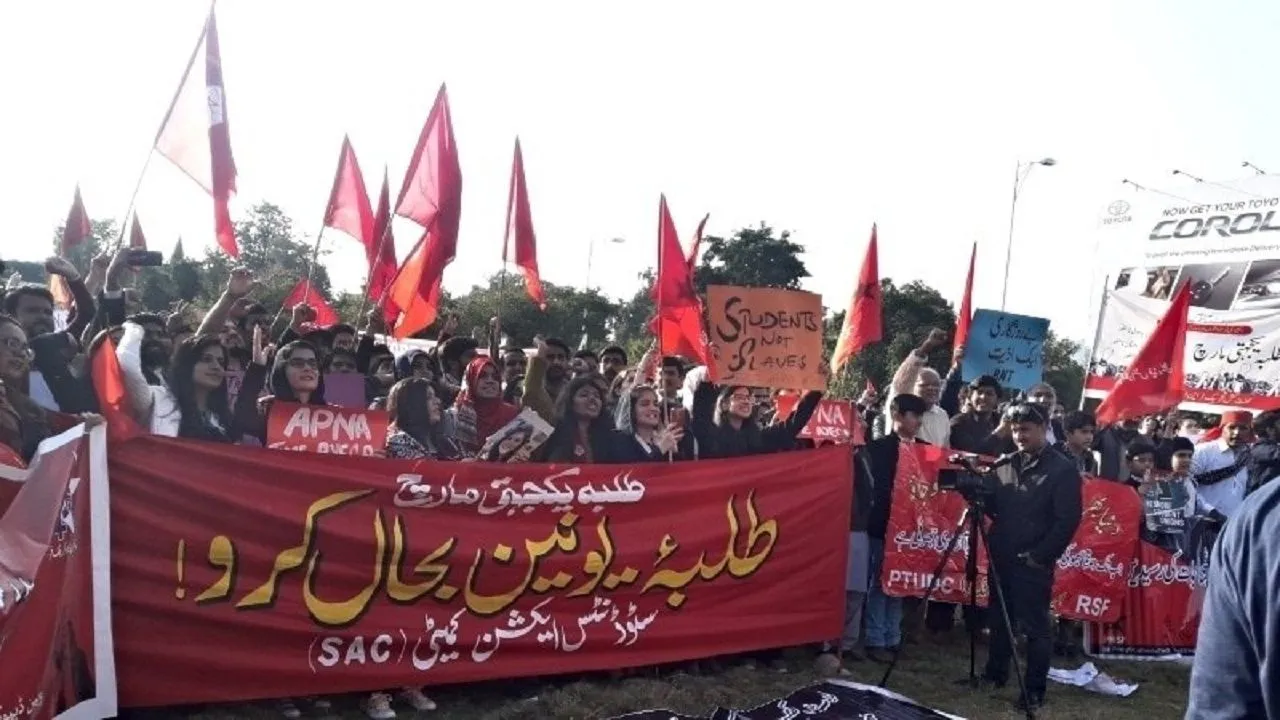 पाकिस्तान में छात्रों का देशव्यापी प्रदर्शन, 'आजादी' के नारों की गूंज