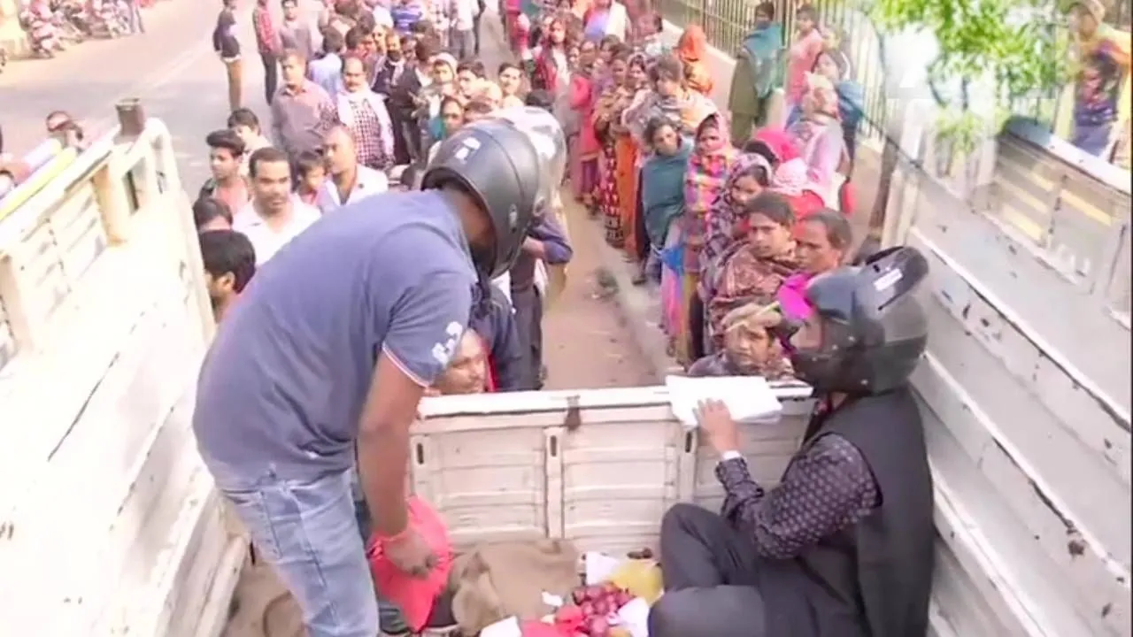 पटना में हेलमेट लगाकर प्याज बेच रहे अधिकारी, जानिए क्या है पूरा मामला