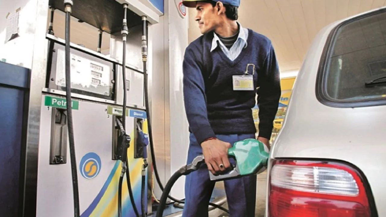 Petrol Rate Today 1 December 2019: पेट्रोल के दाम बीते एक साल के उच्चतम स्तर पर, डीजल की कीमत स्थिर