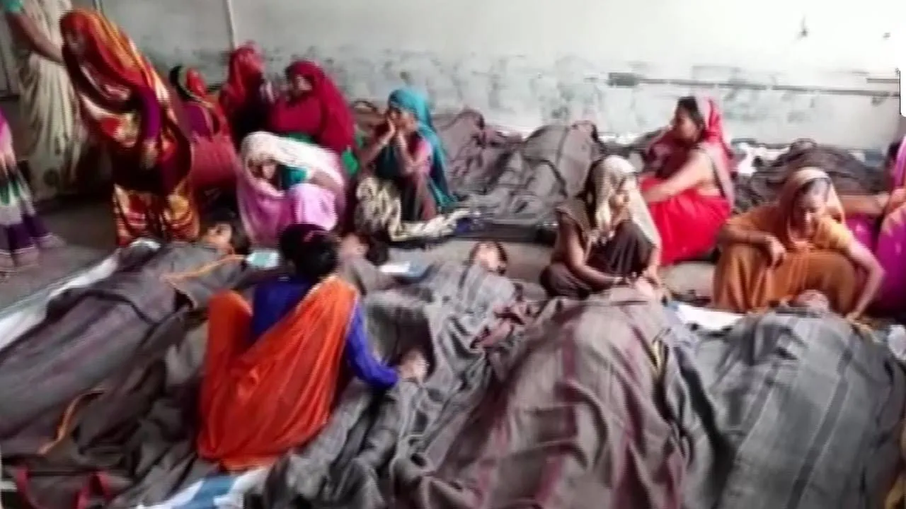 सरकारी अस्पतालों में घोर लापरवाही, नसबंदी के बाद महिलाओं को जमीन पर लिटाया