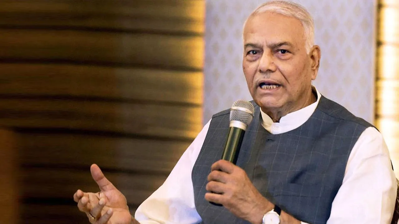 गंभीर संकट में अर्थव्यवस्था, मोदी सरकार बना रही जनता को मूर्ख, पूर्व वित्त मंत्री यशवंत सिन्हा (Yashwant Sinha) का बड़ा बयान