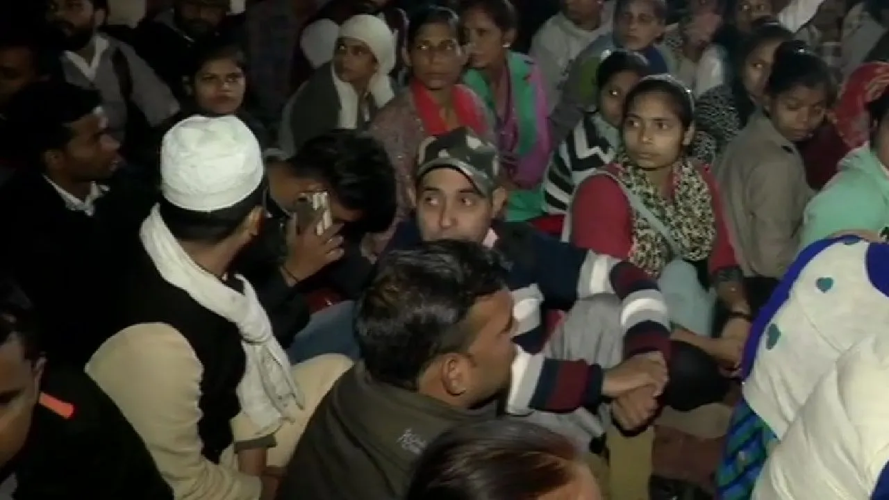 हैदराबाद गैंगरेप-मर्डर केस: हड़ताल पर बैठीं स्वाति मालीवाल बोलीं- बलात्कारियों को फांसी पर लटका देना चाहिए