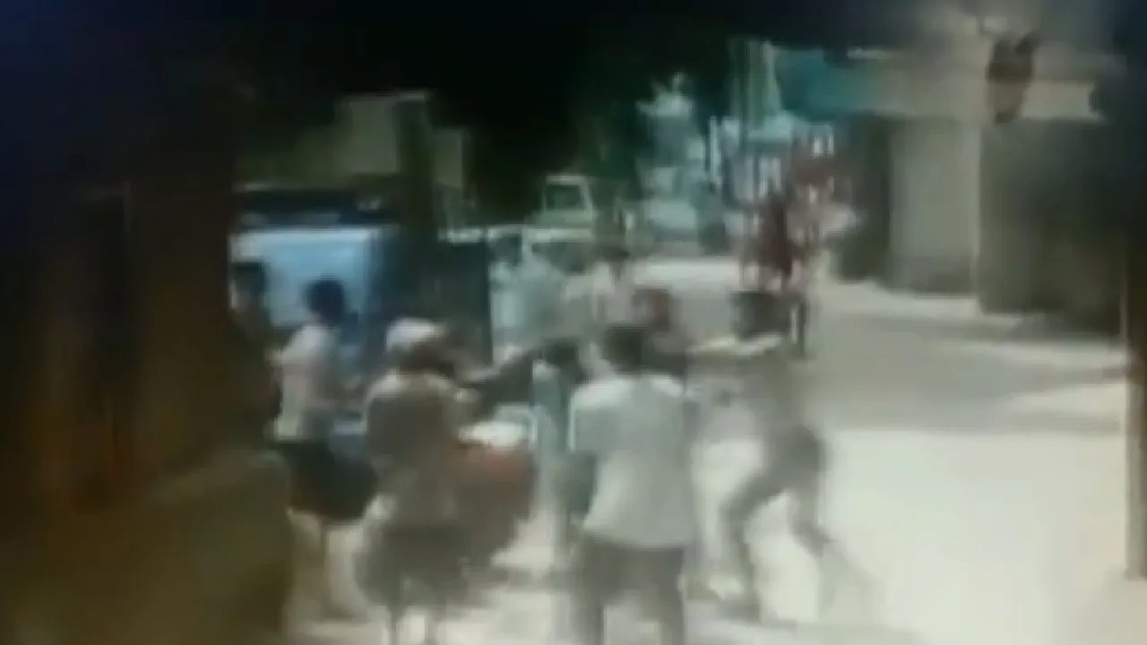 तीसरी मंजिल से गिरा बच्चा, नीचे खड़े लोगों ने ऐसे बचाई उसकी जान, Video Viral