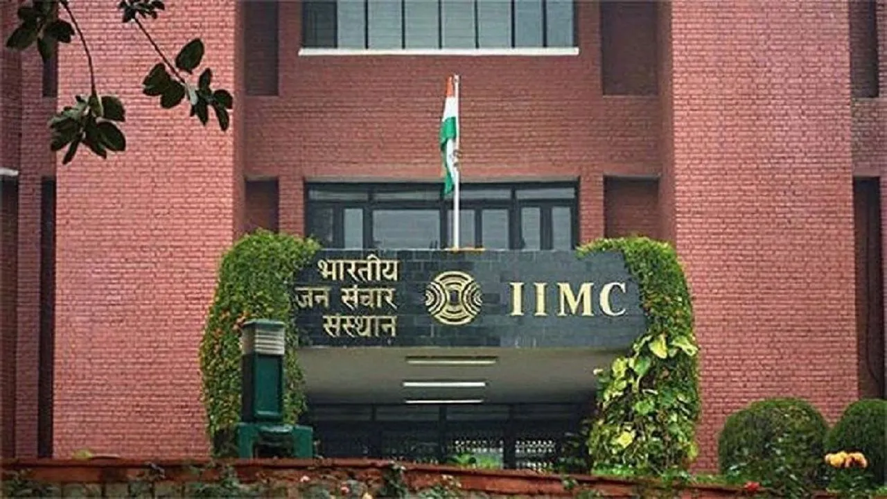 JNU के बाद अब IIMC में छात्रों ने फीस वृद्धि के खिलाफ किया विरोध प्रदर्शन