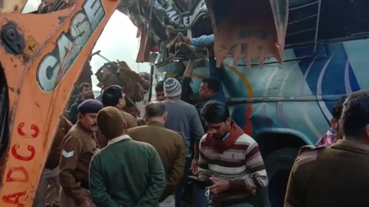 मध्य प्रदेश के रीवा में भीषण सड़क हादसा, बस और ट्रक की टक्कर में 10 लोगों की मौत