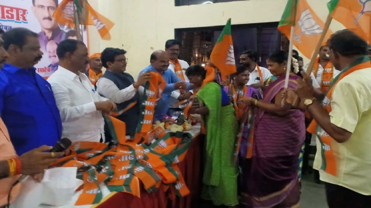 उद्धव ठाकरे को बड़ा झटका, 400 शिवसैनिक बागी होकर बीजेपी में हुए शामिल