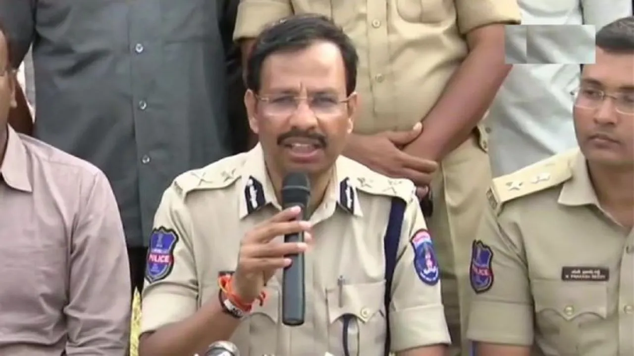 पुलिस कमिश्वर सज्जनर ने हैदराबाद से पहले किया था ये एनकाउंटर, जानें कौन हैं वे